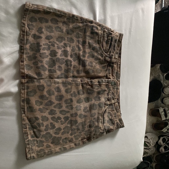BLANK NYC DENIM LEOPARD SKIRT - Picture 2 of 4